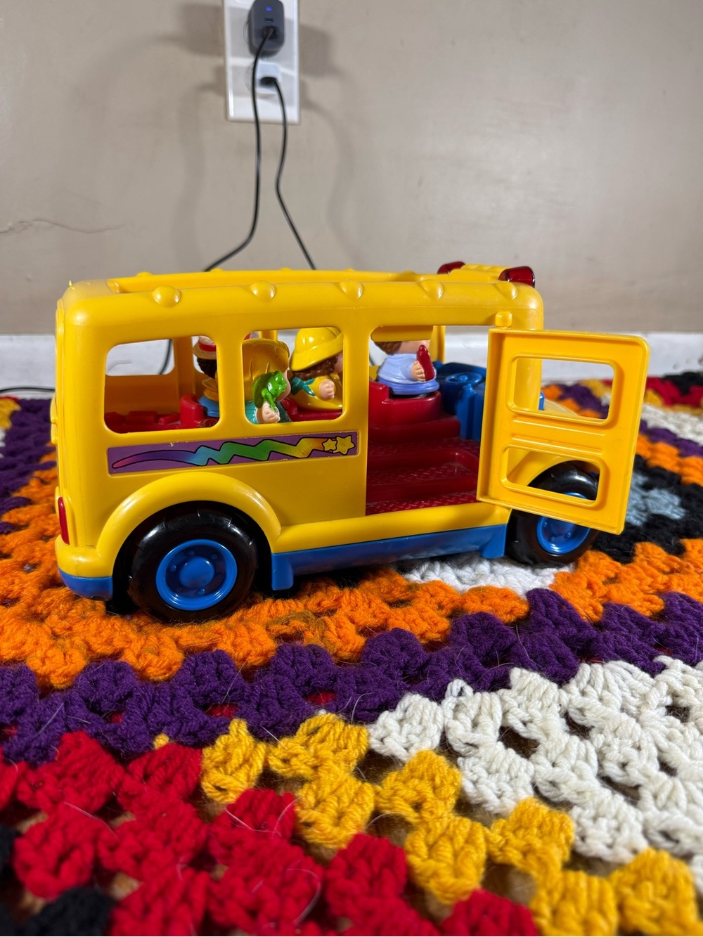 Fisher-Price Little People Yellow School Bus and Little People Figures Playset - Picture 4 of 7